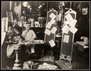 David Belasco i sitt studie i New York, etter 1909 (sølv gelatintrykk)